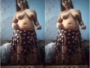 Today Exclusive-  Sexy Desi girl Shows Her Boobs