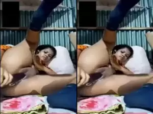 Today Exclusive-Horny Girl Masturbating