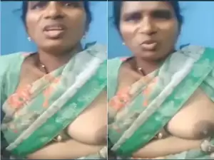Today Exclusive-Desi Bhabhi Shows her Boobs