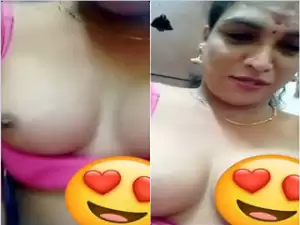 Today Exclusive-Sexy Desi Girl Shows Her Boobs