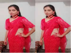 Today Exclusive- Desi Girl Shows her Boobs