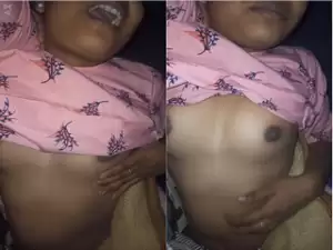 Today Exclusive-Desi Bhabhi Shows Her Boobs