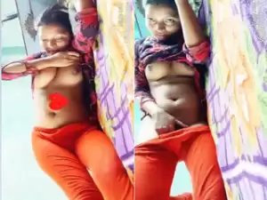 Today Exclusive-Desi Girl Shows her Boobs