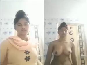 Today Exclusive-Desi Girl Shows her Boobs and Fingering