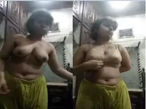 Today Exclusive- Sexy Paki girl Showing Her Boobs