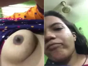 Today Exclusive- Desi Bhabhi Shows Her Milky Boobs