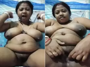 Today Exclusive- Desi Bhabhi Shows Her Boobs and Pussy