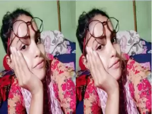 Today Exclusive- Desi Village Girl Showing Her Boobs