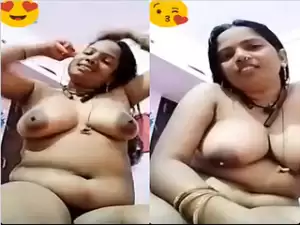 Today Exclusive-Desi Bhabhi Shows her Boobs and pussy on VC