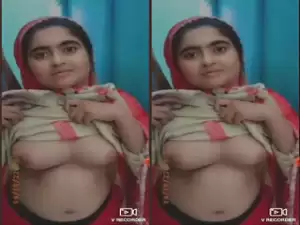 Today Exclusive- Paki Girl Showing Boobs