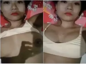 Today Exclusive-Desi Girl Showing Her Boobs and Pussy