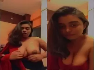 Today Exclusive- Sexy Desi girl Shows her Boobs