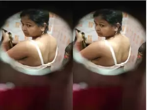 Today Exclusive-Desi Bhabhi Bathing