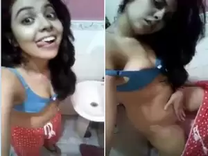 Cute Pak Girl Showing Her Boobs and Pussy Selfie