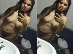 Today Exclusive- Hot Desi Girl Shows her Boobs