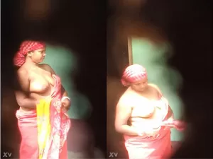 Today Exclusive-Desi Bhabhi Shows Her Boobs