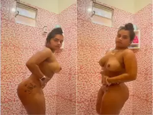 Today Exclusive-Sexy Girl Bathing