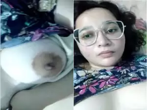Today Exclusive-Paki Girl Shows her Boobs