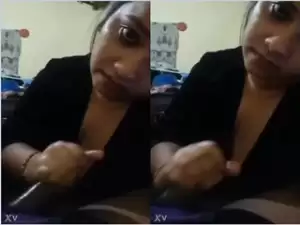 Today Exclusive-Sexy Lankan Girl Give Handjob
