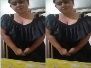 Today Exclusive-Sexy Girl Shows Her boobs and Pussy
