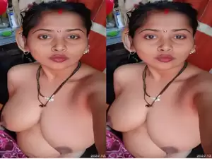 Today Exclusive-Desi Village Bhabhi Shows Her Nude Body
