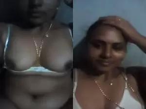 Today Exclusive-  Bhabhi Shows Her Boobs and Pussy