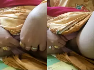 Today Exclusive- Bhabhi Showing Pussy
