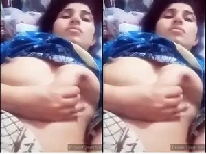 Today Exclusive- Paki Girl Shows her Boobs