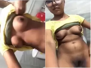Today Exclusive-Cute Desi girl Shows Her Boobs and Pussy