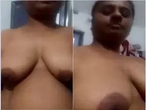 Today Exclusive- Desi Bhabhi Shows Her Boobs