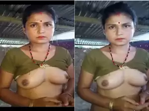 Today Exclusive-Bhabhi Shows Her Boobs and Pussy