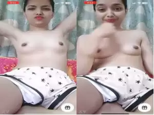 Today Exclusive-Desi Girl Shows her Boobs