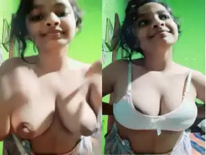 Today Exclusive- Sexy Desi girl Shows her Big Boobs