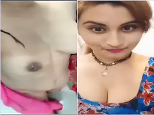 Today Exclusive-Sexy Indian girl Shows Her Boobs
