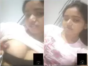 Today Exclusive- Desi Girl Shows Her Boobs