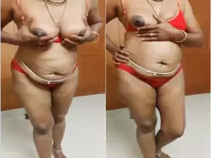 Today Exclusive-Tamil Bhabhi Shows Her Boobs
