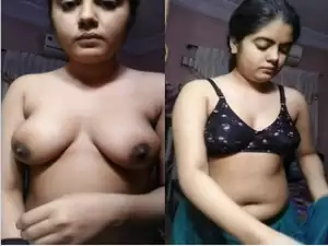 Today Exclusive-Hot Punjabi mall Shows her Boobs