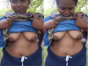 Today Exclusive-Bhabhi Shows Her Boobs