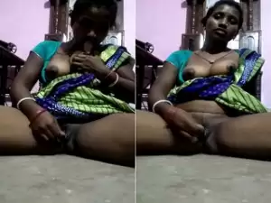 Today Exclusive-Desi Bhabhi Shows her Boobs and Masturbating