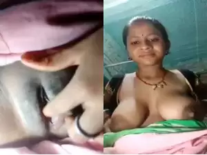 Today Exclusive-Horny Bhabhi Shows her Boobs and Pussy