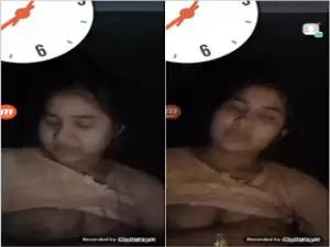 Today Exclusive- Cute Desi girl Shows Her Boobs