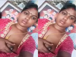 Today Exclusive- Desi Bhabhi Shows Her Milky Boob