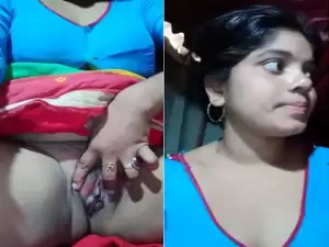 Today Exclusive-Horny Bhabhi Shows her Pussy
