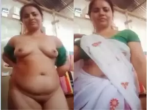 Today Exclusive- Hot Desi Bhabhi Shows Her Boobs and Pussy
