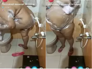 Today Exclusive- Desi Bhabhi Bathing Paid tango Show