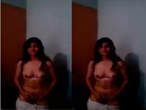 Today Exclusive-Sexy Desi girl Shows Her Boobs and Pussy