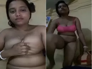 Today Exclusive-Bhabhi Shows Her Boobs and Pussy