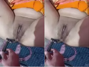 Today Exclusive-Desi Bhabhi Pissing Shaving