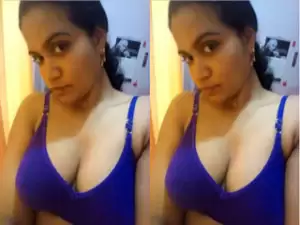 Today Exclusive-Desi Girl Sucking Her Boobs