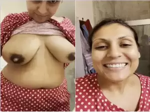 Today Exclusive-Desi Bahbhi Shows Milky Boobs